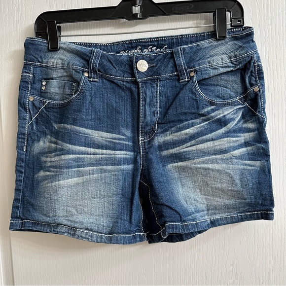 Myth of Jade Short - Picture 1 of 6